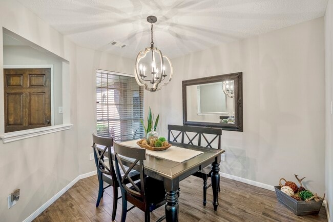 Foto del edificio - 5418 Roserock Ln