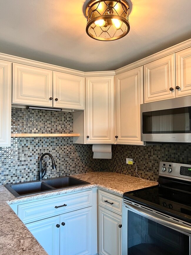 Building Photo - 48 Oak Hill Colony St