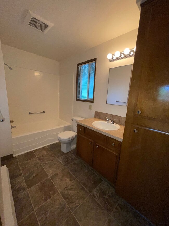 Building Photo - 2-bedroom Single Level Apartment