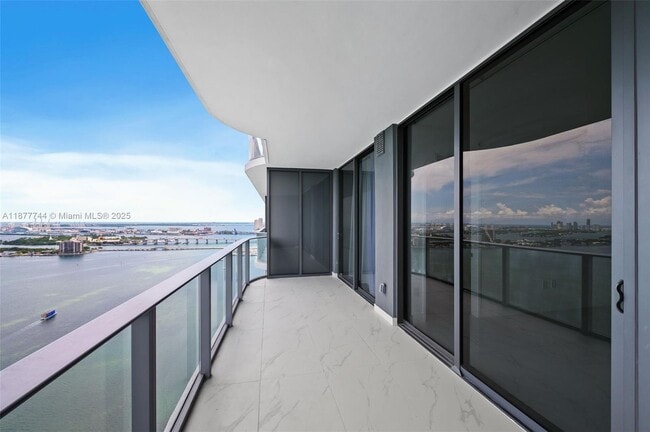 Foto del edificio - 700 NE 24th St