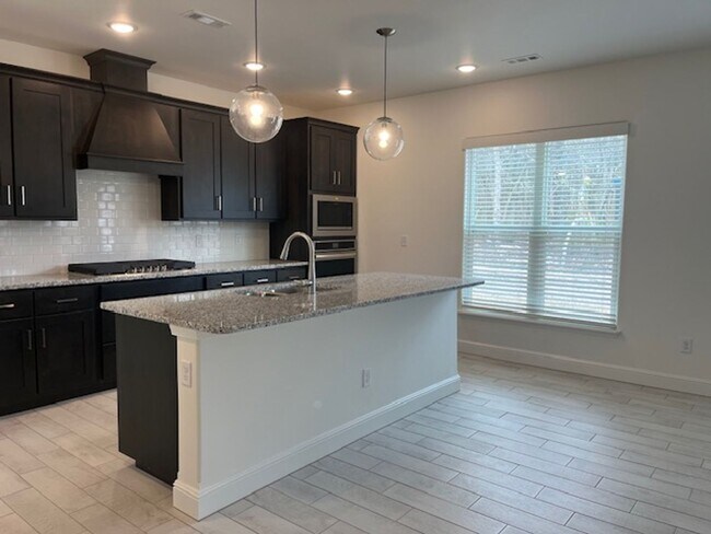 Foto del edificio - 1 year new Construction!