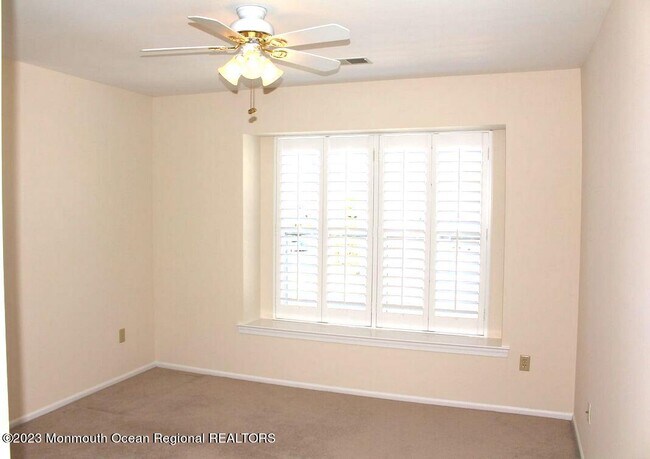 Building Photo - 390 Deuce Dr