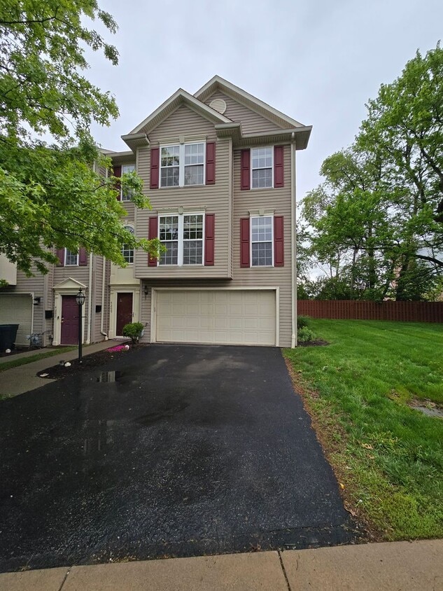 Primary Photo - Beautiful End Unit Townhouse - Convenientl...