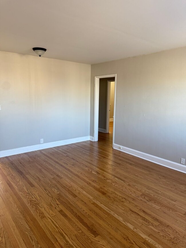 Building Photo - Upstairs Condo Living Centrally Located