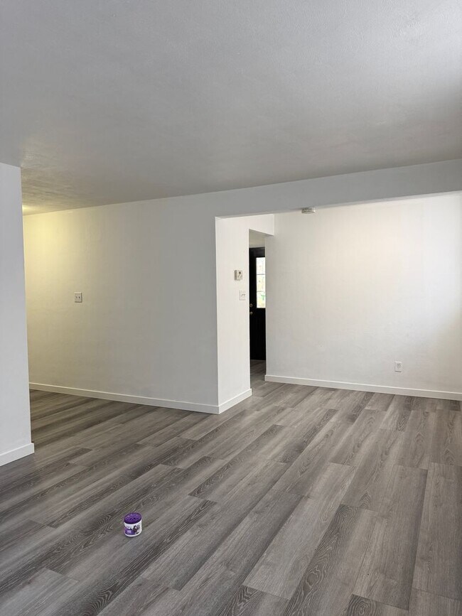 Building Photo - 3-bedroom, 1-bath Townhouse in Silvis - $1...