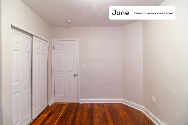 Building Photo - Private bedroom in 4 bed/1 bath Home