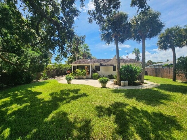 Building Photo - Charming 2 Bed 1 1/2 Bath Beachside Home
