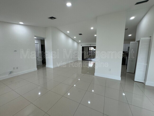 Foto del edificio - 18815 NW 83rd Ct