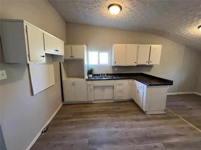 Building Photo - 3 Bedroom and 1 Bath