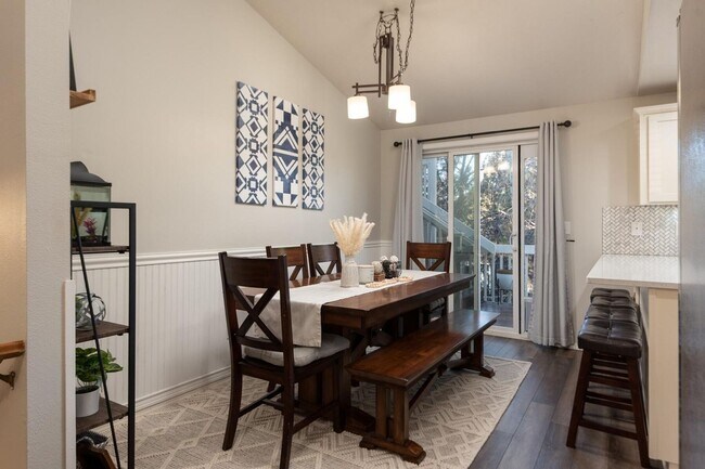 Foto del edificio - Beautifully Renovated 4-Bedroom Home with ...
