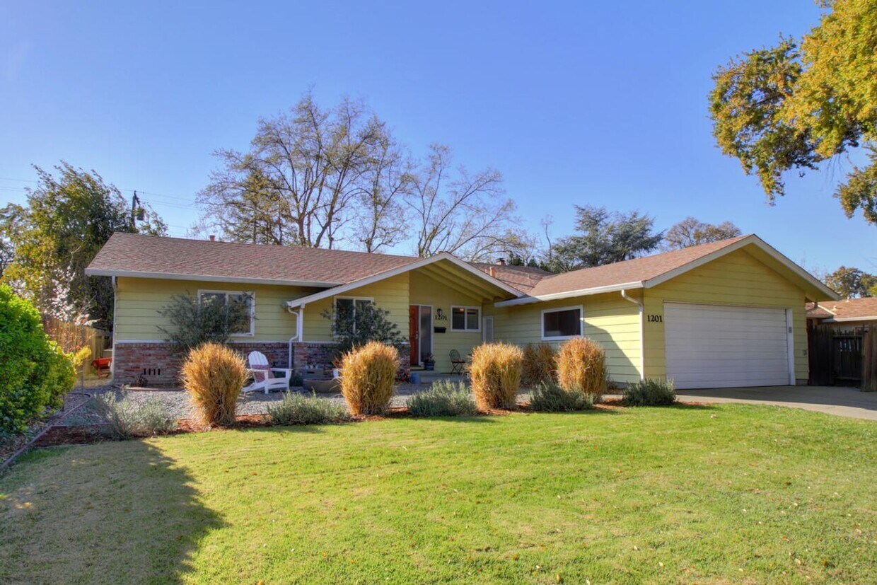 Foto principal - Great Central Davis 3 bedroom 2 bath home