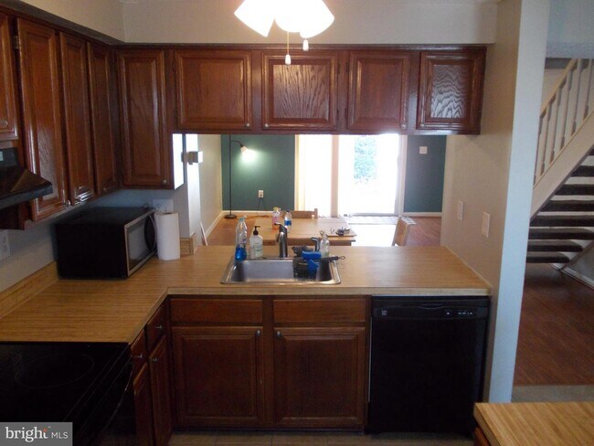 Building Photo - 28 Stillwood Cir