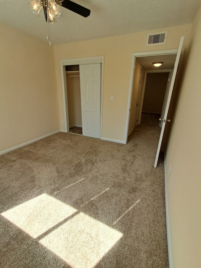 Building Photo - Gardenbrook