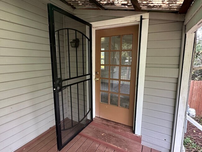 Foto del edificio - Cozy Quiet Grass Valley Charmer - 1/1 650 SF (Driveway, Parking, & Yard)