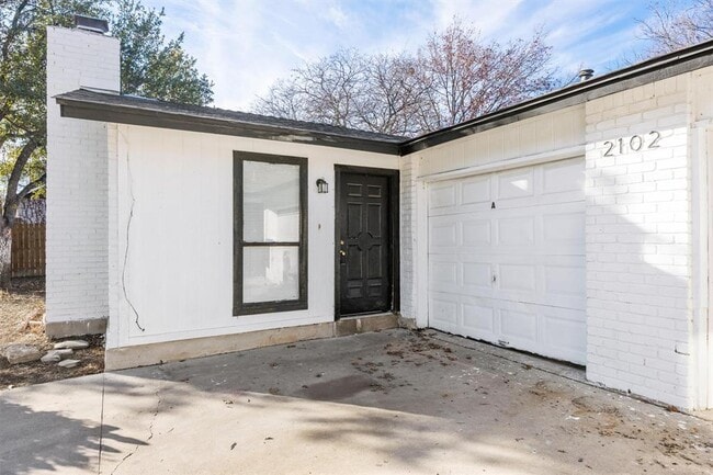 Building Photo - 2102 Lamplight Village Cir