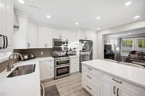 Foto del edificio - 6205 Wooddale Ave