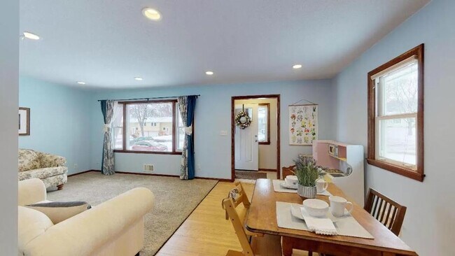 Building Photo - 1515 3rd Ave NE