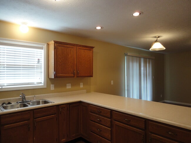 Building Photo - 912 N Garver Rd