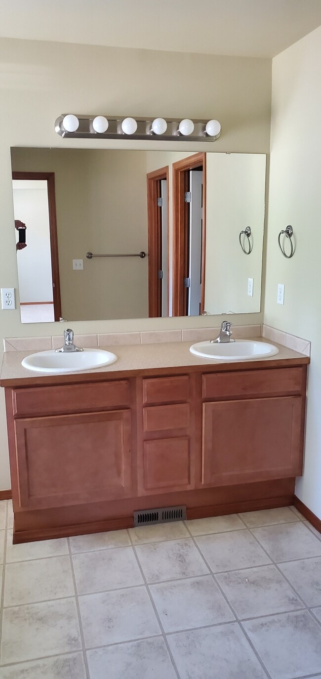 Building Photo - The Grove Townhomes