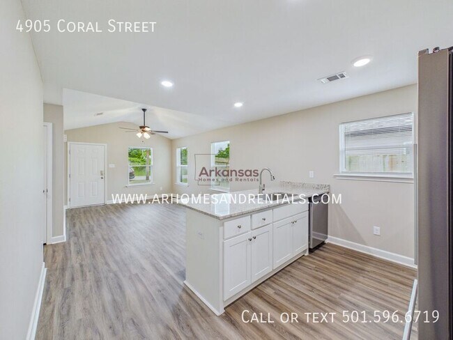 Foto del edificio - 4905 Coral St