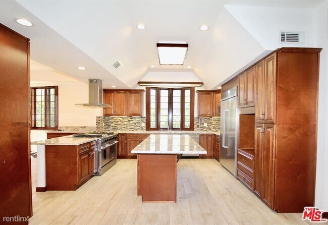 Building Photo - 4 br, 5 bath House - 19567 Oxnard St
