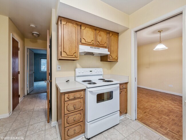 Building Photo - Spacious Townhome in Barrington!!