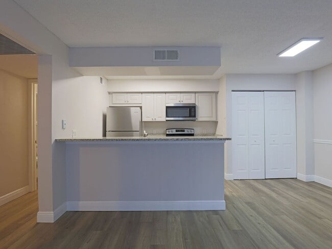 Building Photo - 5321 Summerlin Rd