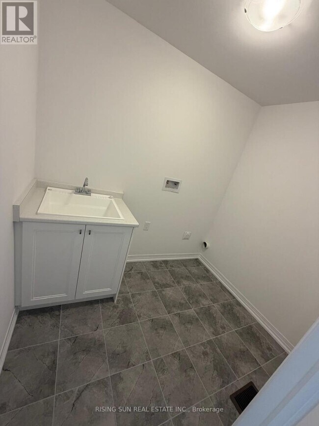 Building Photo - 562 Telfer St