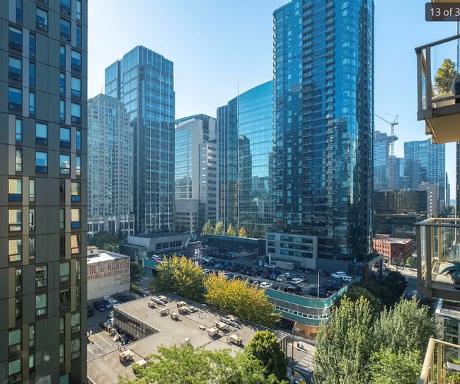 Building Photo - 910 Lenora St