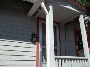 Building Photo - 1-154 Monroe St