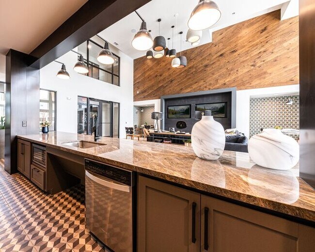 Building Photo - Breathtaking City Views from Your 3-BR Pen...