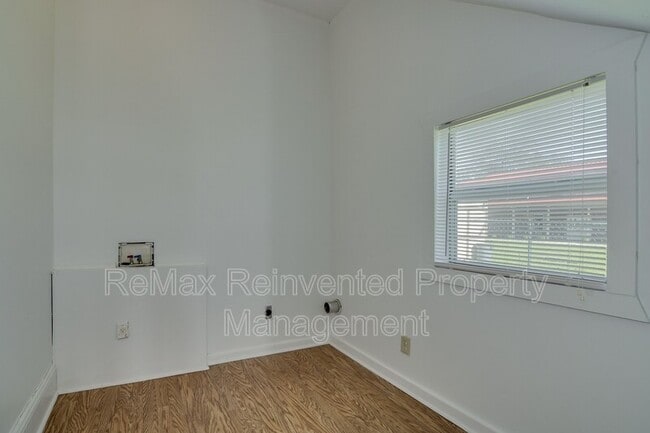 Building Photo - 537 Watkins St