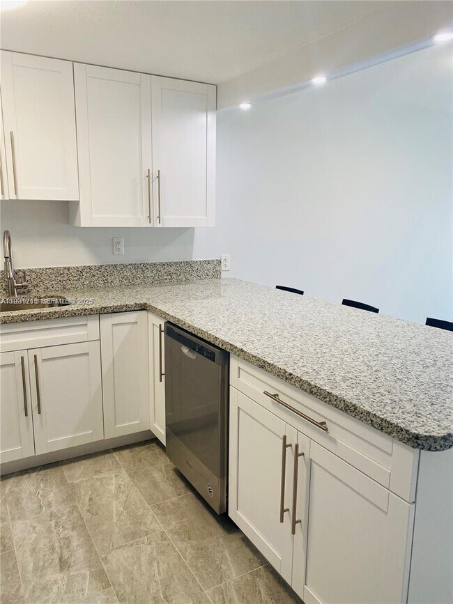 Building Photo - 5201 Geneva Ct