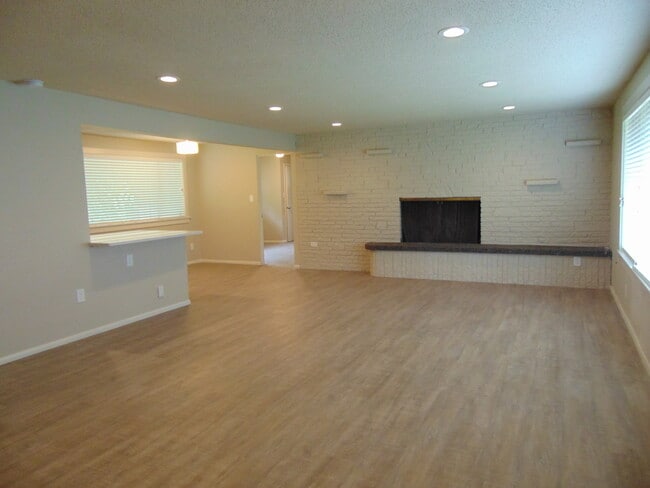 Photo - 3 Bedroom/1.75 Bath Bellevue Remodeled Ram... House