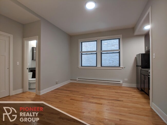 Building Photo - 4542 N Damen Ave