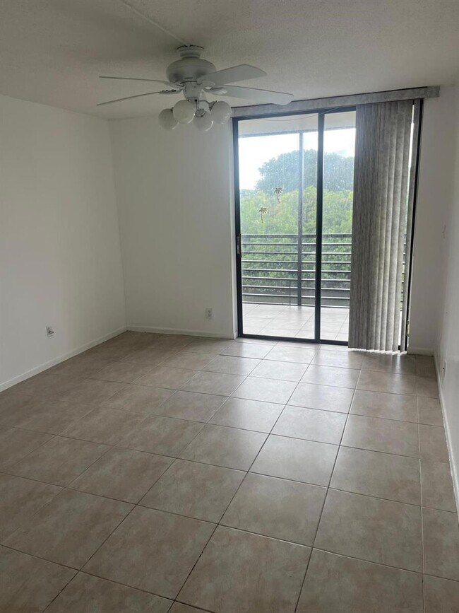 Foto del edificio - 6301 N University Dr