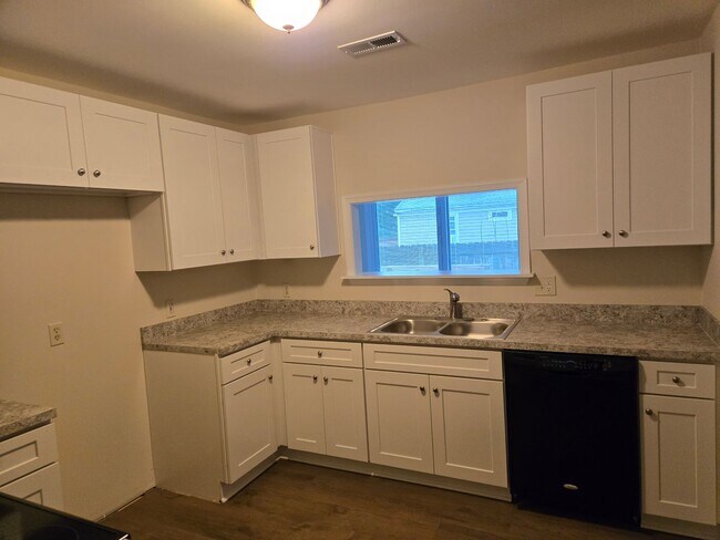 Building Photo - Lovely 3 Bedroom in Portsmouth