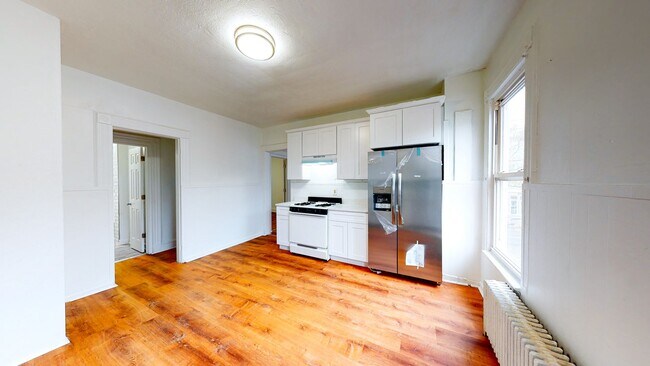 Foto del edificio - Spacious, Fully Renovated 3BR in Prime Eas...
