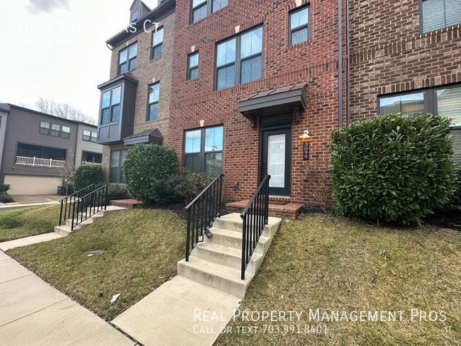 Building Photo - Stunning & Luxurious Metro Row Townhouse!