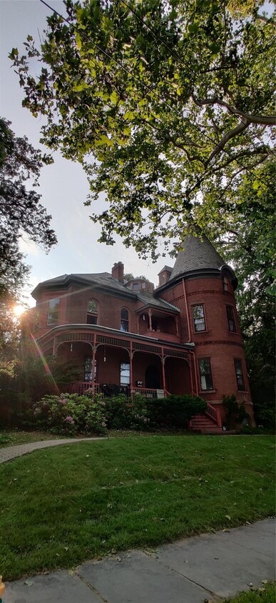 Primary Photo - 335 Grand St
