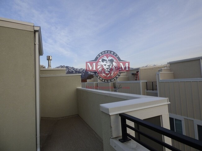 Foto del edificio - Great 3 Bd 2.5 Ba Townhome Rooftop Views
