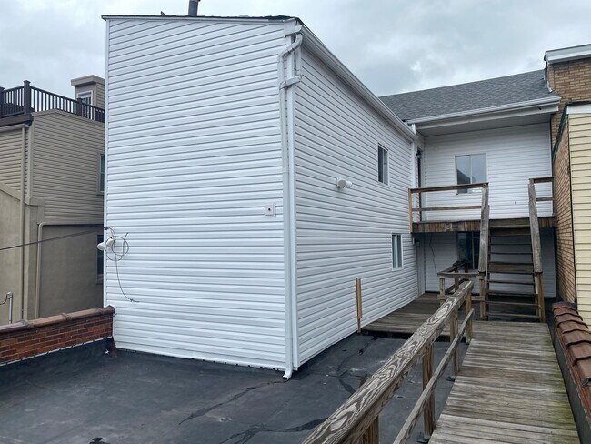 Building Photo - 911 James St