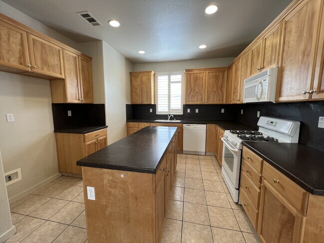 Foto del edificio - North Merced: $2400 Two Story 4 Bedroom / ...