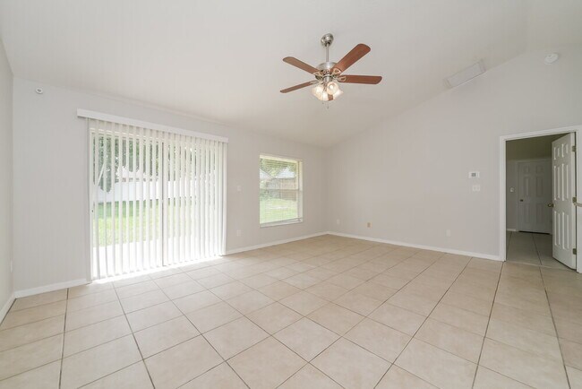 Foto del edificio - 918 Palm Forest Ln