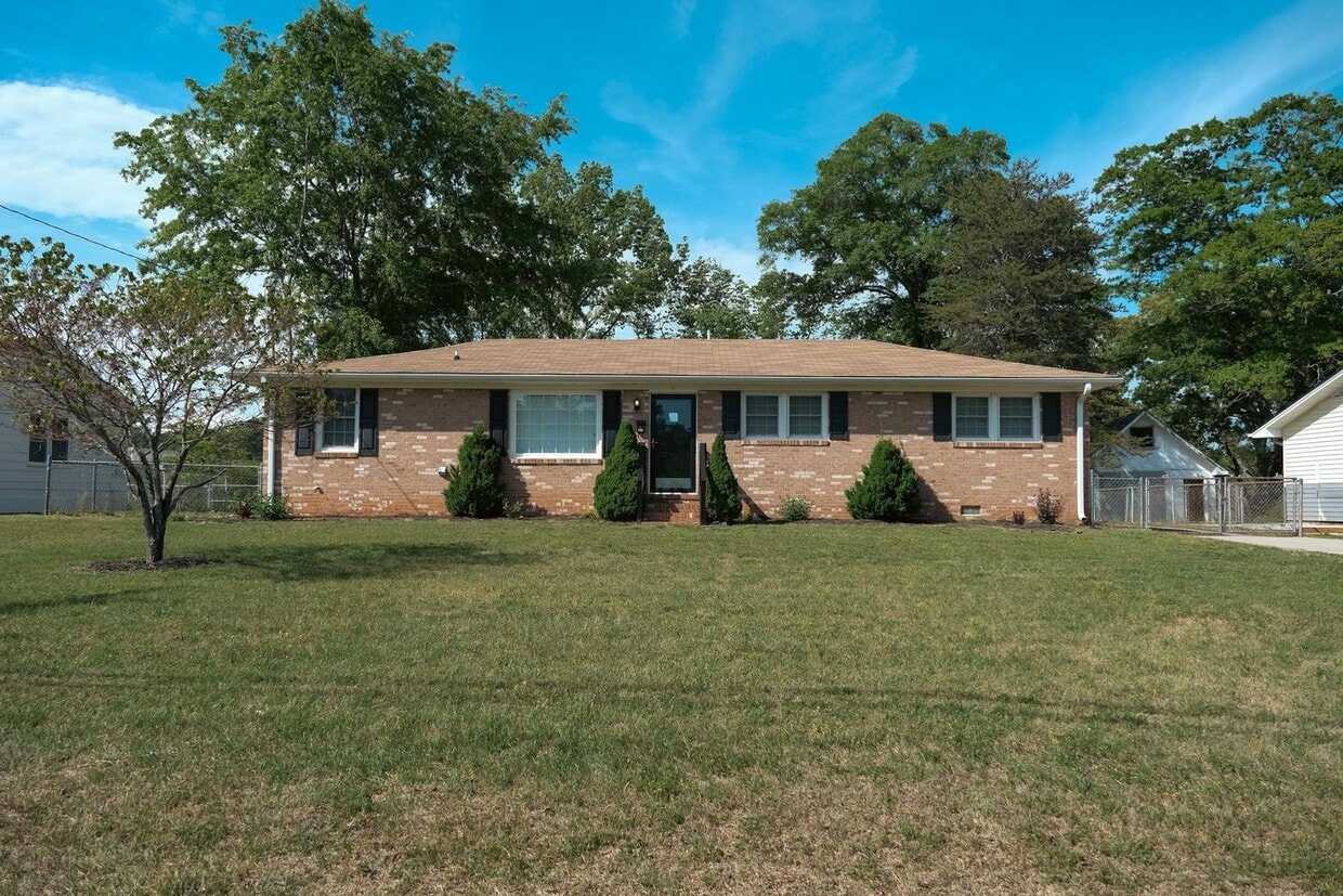 Charming 3/1.5 ranch style house! - Charming 3/1.5 ranch style house!