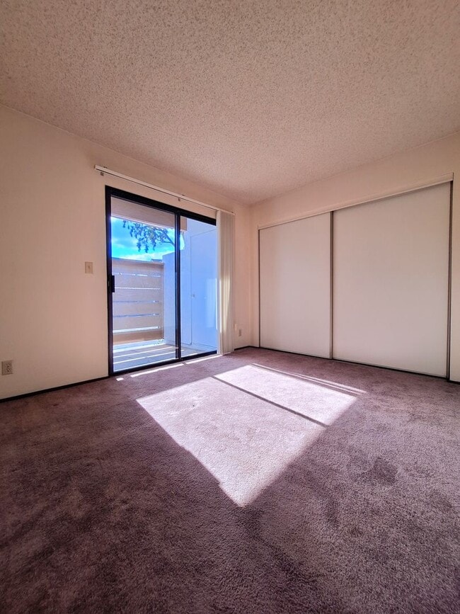 Building Photo - Spacious First Floor 2bd Condo With Laundr...