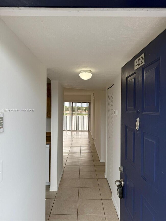 Foto del edificio - 8600 N Sherman Cir