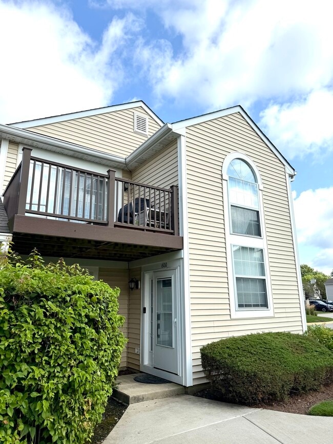 Building Photo - 600 Le Parc Cir