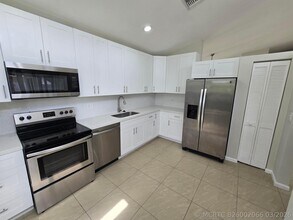Building Photo - 1041 Fairfax Cir W