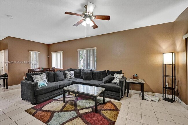 Foto del edificio - 385 NE 31st Ave